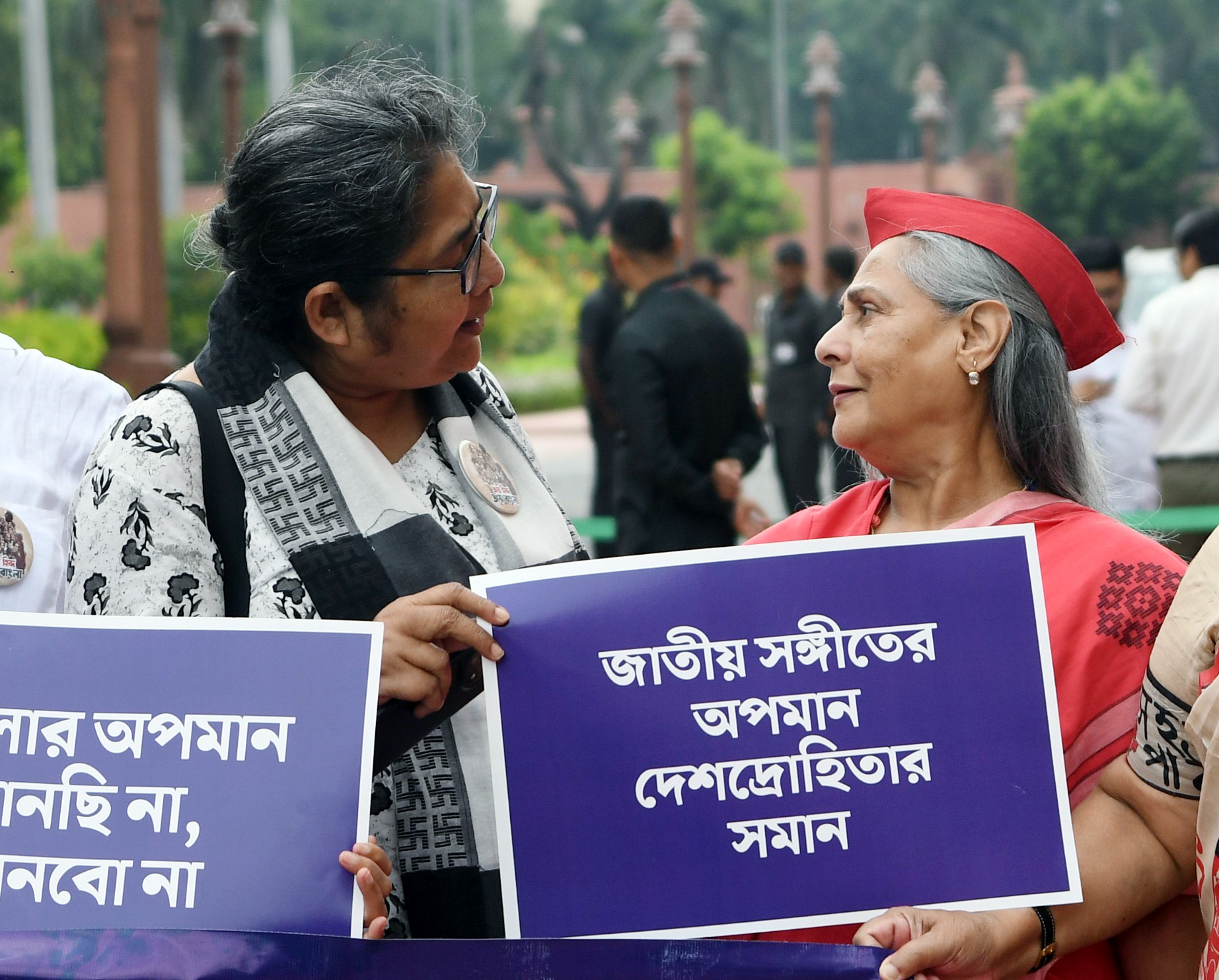 जया ने खोया आपा तो सेल्फी ले रहे शख्स को धकिया दिया, कंगना ने इंस्टा पर ये क्या लिख दिया!
