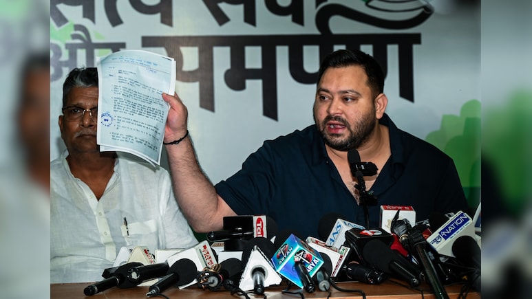 फर्जी वोटर कार्ड दिखाना तेजस्वी यादव को पड़ा भारी! चुनाव आयोग ने भेजा नोटिस