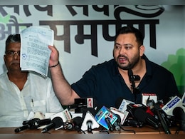 फर्जी वोटर कार्ड दिखाना तेजस्वी यादव को पड़ा भारी! चुनाव आयोग ने भेजा नोटिस फर्जी वोटर कार्ड दिखाना तेजस्वी यादव को पड़ा भारी! चुनाव आयोग ने भेजा नोटिस