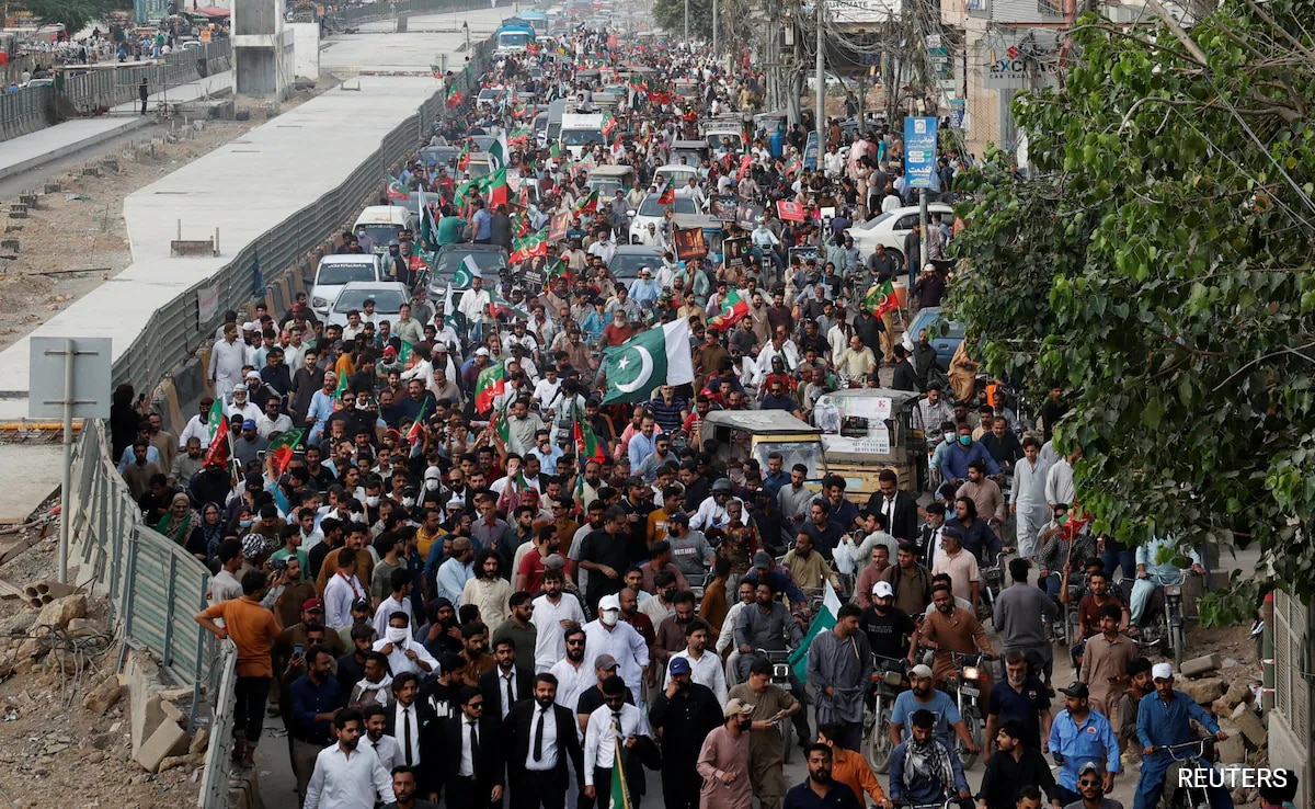 Полицията арестува повече от 200 привърженици на бившия премиер Имран