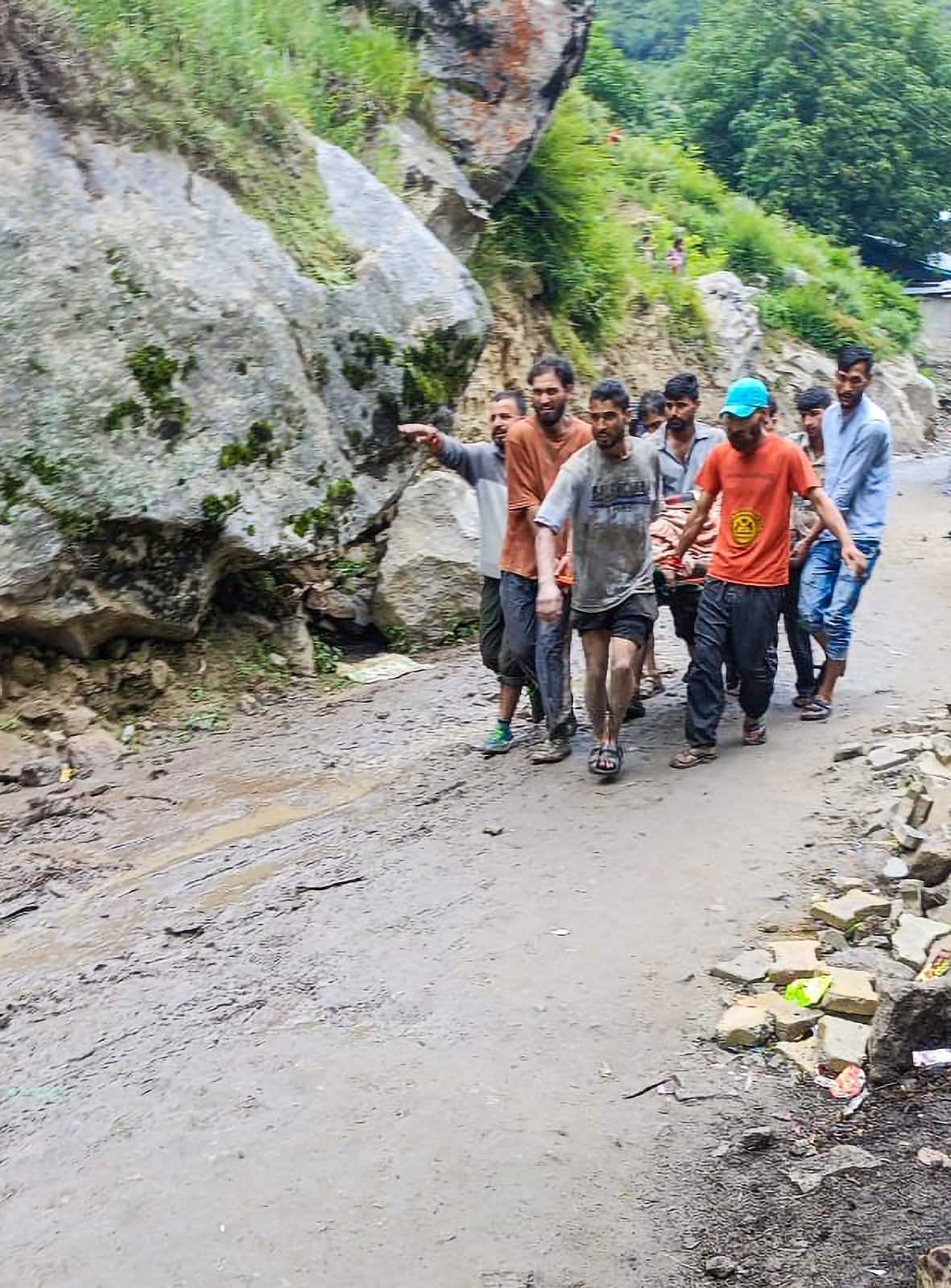 घटनास्थल से घायलों को ले जाते लोग. घटनास्थल से घायलों को ले जाते लोग.