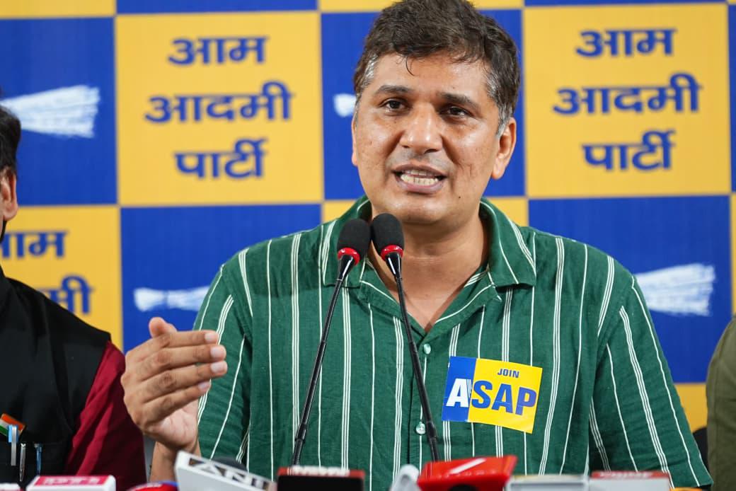 नाकामी का बहाना बनाते हैं और दोष अरविंद केजरीवाल पर मढ़ देते हैं... सौरभ भारद्वाज का दिल्‍ली सरकार पर निशाना
