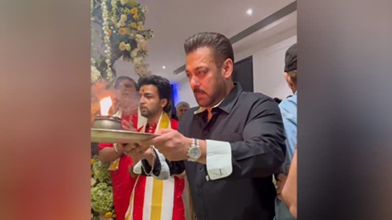 VIDEO: सलमान खान ने की बप्पा की आरती, एक छत के नीचे इकट्ठा हुआ पूरा खान परिवार VIDEO: सलमान खान ने की बप्पा की आरती, एक छत के नीचे इकट्ठा हुआ पूरा खान परिवार