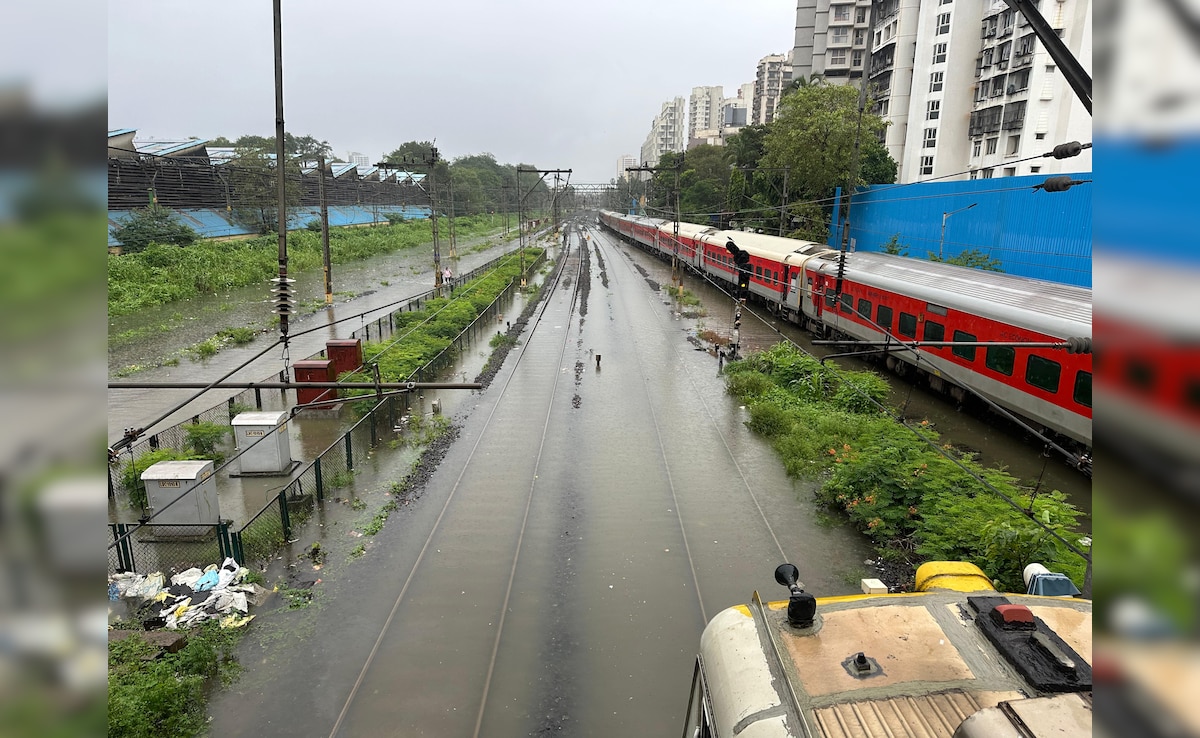 Local trains are running late by 15 to 20 minutes, according to several reports. Local trains are running late by 15 to 20 minutes, according to several reports.