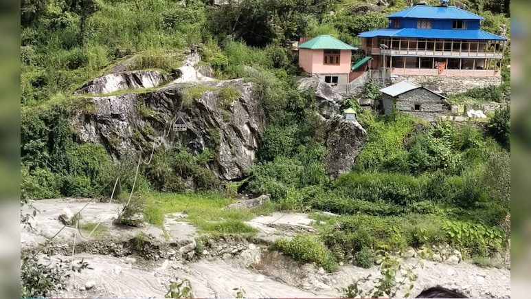 घर टूटे.. सड़कें गायब और बाढ़ में बह गईं जिंदगियां, कुल्लू में बादल फटने के बाद अब कैसे हैं हालात? घर टूटे.. सड़कें गायब और बाढ़ में बह गईं जिंदगियां, कुल्लू में बादल फटने के बाद अब कैसे हैं हालात?
