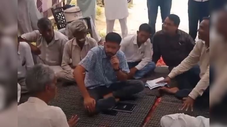 Rajasthan: दबंगों ने आम रास्ता रोककर खड़ी कर दी दीवार! भूख हड़ताल पर बैठे ग्रामीण Rajasthan: दबंगों ने आम रास्ता रोककर खड़ी कर दी दीवार! भूख हड़ताल पर बैठे ग्रामीण