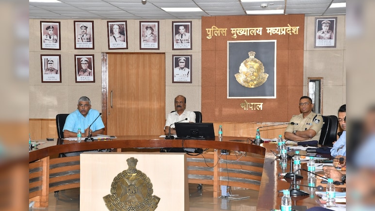 MP में महिला सुरक्षा को लेकर DGP सख्त, मजनू किस्म के लोगों पर कार्रवाई के दिए निर्देश