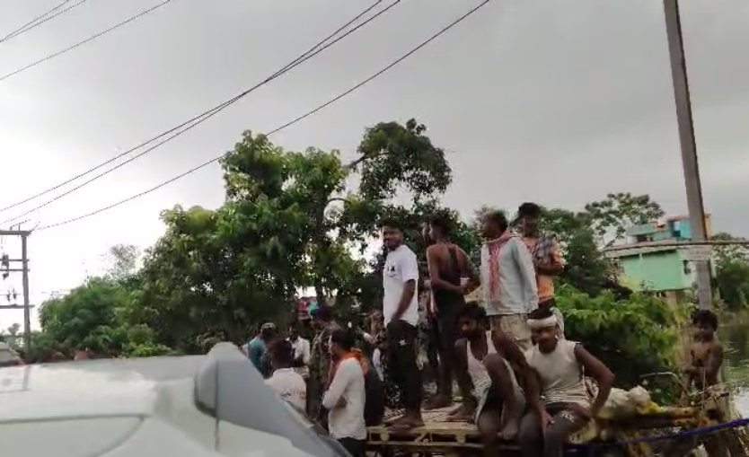 मुंगेर में बाढ़ पीड़ितों का सब्र का बांध टूटा, प्रशासन की लापरवाही के विरोध में सड़कों पर उतरे लोग