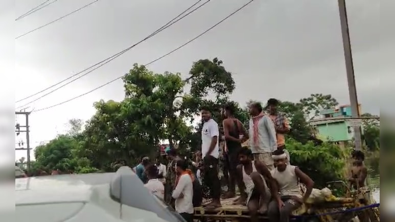 मुंगेर में बाढ़ पीड़ितों का सब्र का बांध टूटा, प्रशासन की लापरवाही के विरोध में सड़कों पर उतरे लोग मुंगेर में बाढ़ पीड़ितों का सब्र का बांध टूटा, प्रशासन की लापरवाही के विरोध में सड़कों पर उतरे लोग