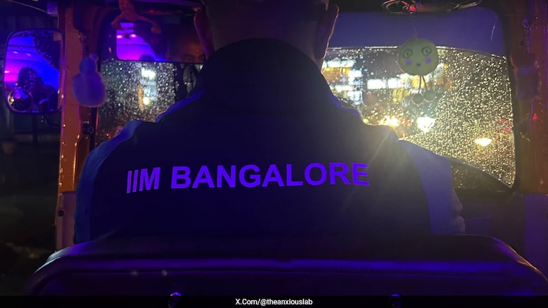 IIM-बैंगलोर की जैकेट में दिखा ऑटो ड्राइवर, जानिए इसके पीछे की इमोशनल कर देने वाली कहानी