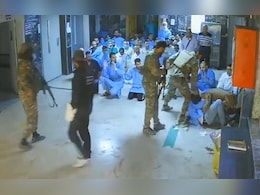 सीरियाई राष्ट्रपति के 'गुंडों' ने हॉस्पिटल स्टाफ को घुटनों पर बैठाया, जो खड़ा हुआ उसे गोली से उड़ाया- Video