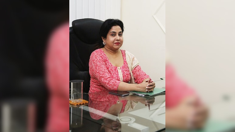 पहन सकती थीं वकील का काला कोट, पर थामी चॉक... जीरो से कोचिंग की क्वीन बनने वाली नीतू मैम की कहानी... पहन सकती थीं वकील का काला कोट, पर थामी चॉक... जीरो से कोचिंग की क्वीन बनने वाली नीतू मैम की कहानी...