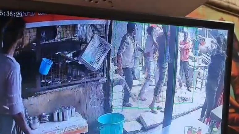 Gwalior: रेस्टोरेंट के बाहर शराब पीने से रोका तो शराबियों ने संचालक को पीटा, पुलिस ने किया गिरफ्तार, वीडियो वायरल Gwalior: रेस्टोरेंट के बाहर शराब पीने से रोका तो शराबियों ने संचालक को पीटा, पुलिस ने किया गिरफ्तार, वीडियो वायरल