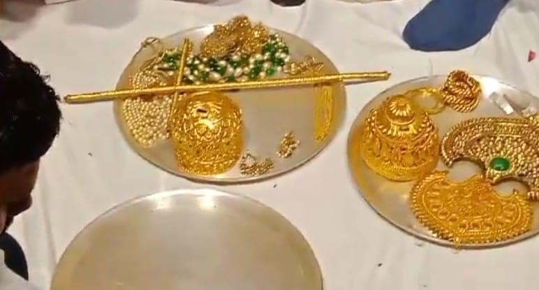 गोपाल मंदिर में इन बेशकीमती आभूषणों से होगा भगवान कृष्ण-राधा का श्रृंगार गोपाल मंदिर में इन बेशकीमती आभूषणों से होगा भगवान कृष्ण-राधा का श्रृंगार