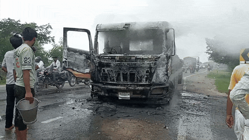 Rajasthan: टोंक में चलते ट्रेलर में लगी आग, चालक ने कूदकर जान बचाई, वाहन जलकर राख हुआ