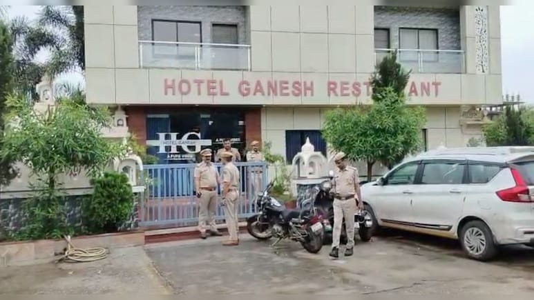 उदयपुर के होटल में चल रही थी रेव पार्टी और देह व्यापार, पुलिस ने 11 लड़कियों और 39 पुरुषों को पकड़ा उदयपुर के होटल में चल रही थी रेव पार्टी और देह व्यापार, पुलिस ने 11 लड़कियों और 39 पुरुषों को पकड़ा