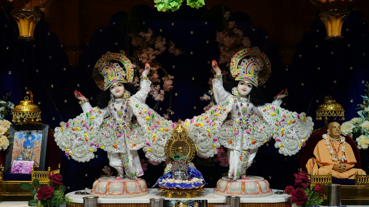 A traditional Janmashtami chappan bhog thali features Krishna's favourite fruits and delicacies