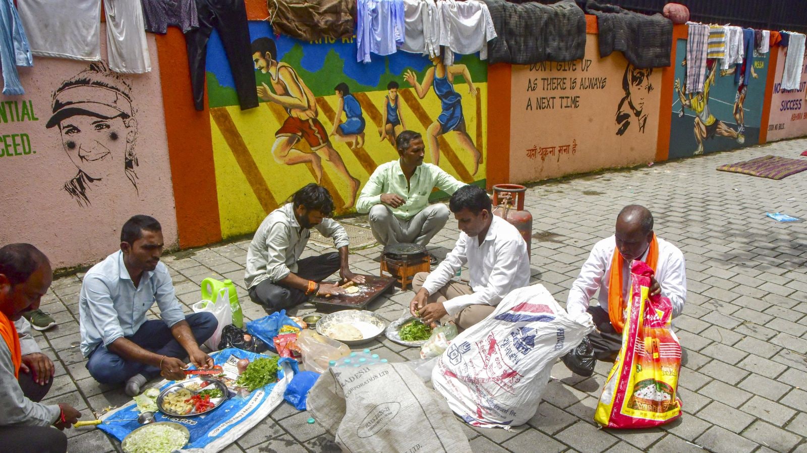 Protesters prepare food on a pavement during the actvist Manoj Jarange-led Maratha reservation agitation Protesters prepare food on a pavement during the actvist Manoj Jarange-led Maratha reservation agitation