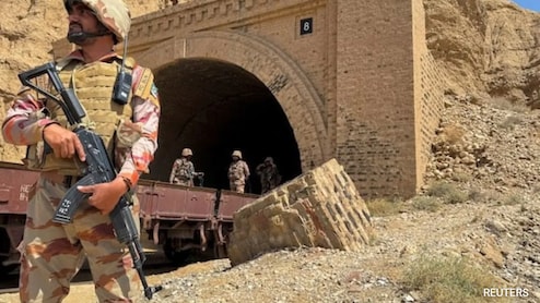 पाकिस्तान में सेना के काफिले पर TTP के हमलें में 12 सैनिकों की मौत, 35 आतंकी भी ढेर