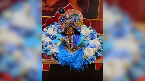 जन्माष्टमी पर लड्डू गोपाल को पहनाएं गोटे से सजी डिजाइनर ड्रेस, कान्हा के लिए खास लुक तैयार करें