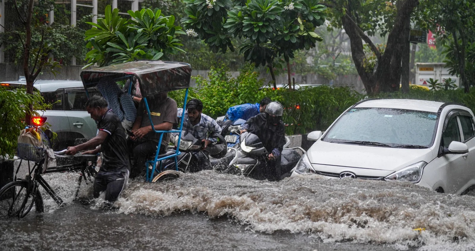 मुंबई के बाद दिल्ली में भी झमाझम बारिश, कश्मीरी गेट से लाल किला-इंडिया गेट तक बरसे बदरा