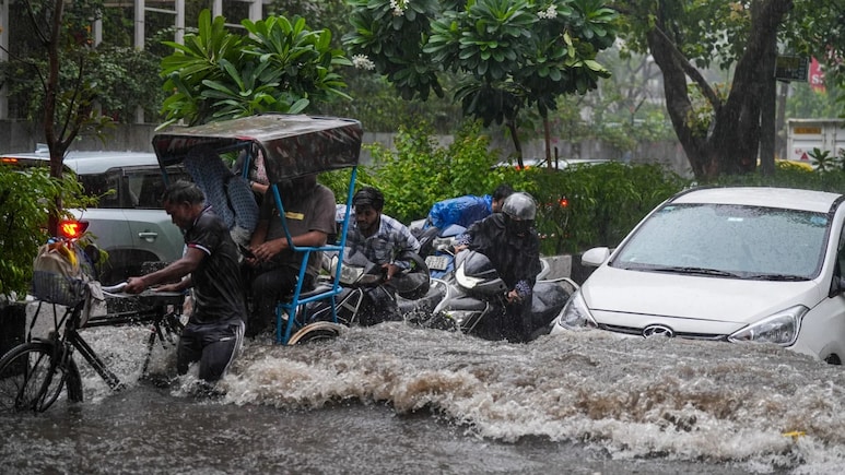 मुंबई के बाद दिल्ली में भी झमाझम बारिश, कश्मीरी गेट से लाल किला-इंडिया गेट तक बरसे बदरा