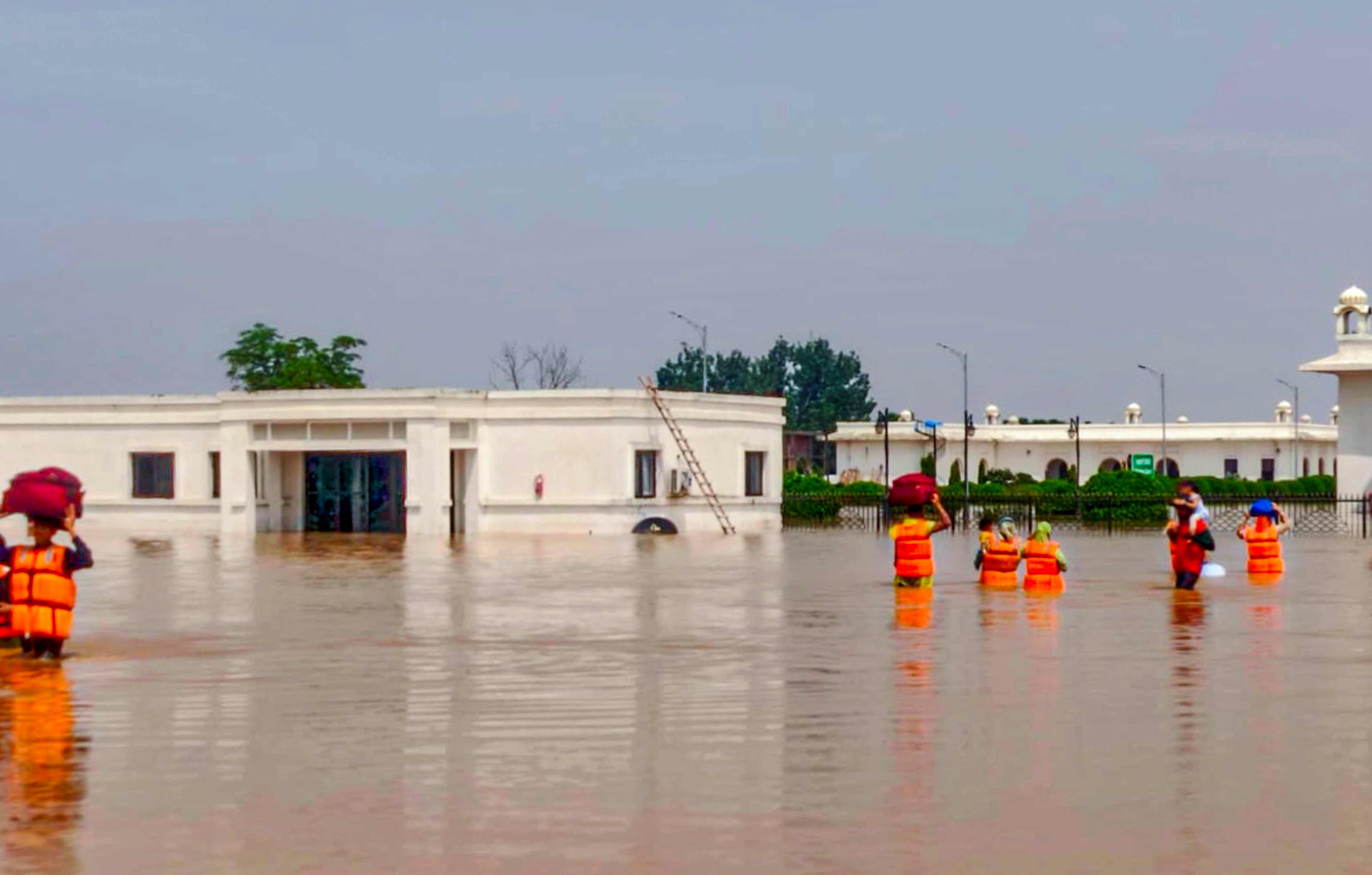 बाप रे बाप! पाकिस्‍तान में इतनी बारिश हुई, पवित्र करतारपुर साहिब गुरुद्वारा भी हुआ जलमग्न