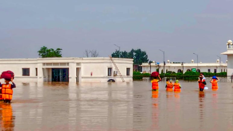 बाढ़ और बारिश से बेहाल हुआ पाकिस्‍तान, पवित्र करतारपुर साहिब गुरुद्वारा भी जलमग्न