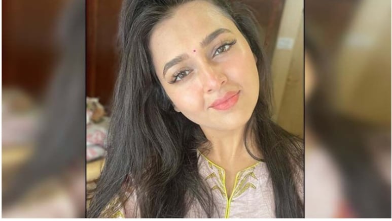 फैन ने चुपचाप रिकॉर्ड किया तेजस्वी प्रकाश का मेकअप करता हुआ वीडियो, हकीकत जान हंस पड़ेंगे आप