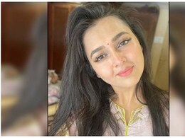 फैन ने चुपचाप रिकॉर्ड किया तेजस्वी प्रकाश का मेकअप करता हुआ वीडियो, हकीकत जान हंस पड़ेंगे आप फैन ने चुपचाप रिकॉर्ड किया तेजस्वी प्रकाश का मेकअप करता हुआ वीडियो, हकीकत जान हंस पड़ेंगे आप