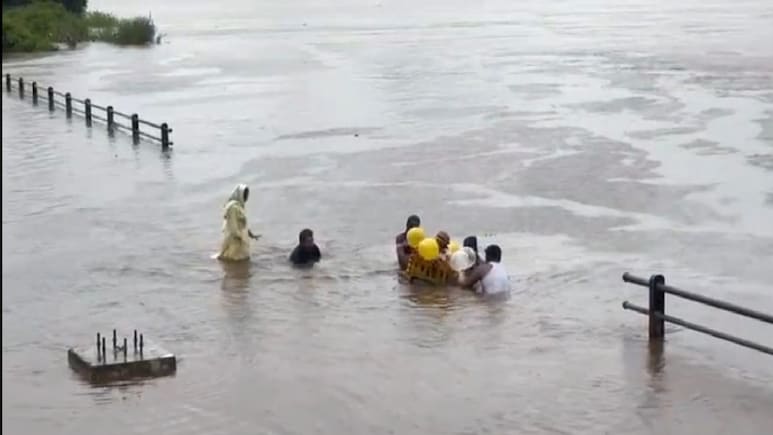 Sangli News : लग्नानंतर तब्बल 21 वर्षांनी झाला मुलगा, कृष्णा नदीच्या पुराच्या पाण्यात सोडला... कारण काय?