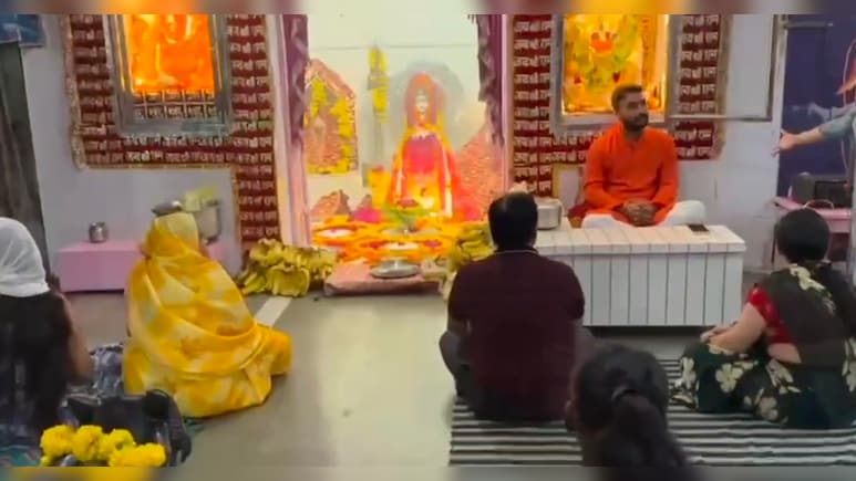 लड़कियां टाइट और छोटे कपड़ें न पहनें ! उज्जैन के बड़े गणेश मंदिर के बाहर लगा पोस्टर लड़कियां टाइट और छोटे कपड़ें न पहनें ! उज्जैन के बड़े गणेश मंदिर के बाहर लगा पोस्टर