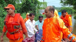 Kalyan Rain : NDRF च्या टीमनं भर पावसात जपली माणुसकी, 'या' कृतीमुळे होतंय कौतुक