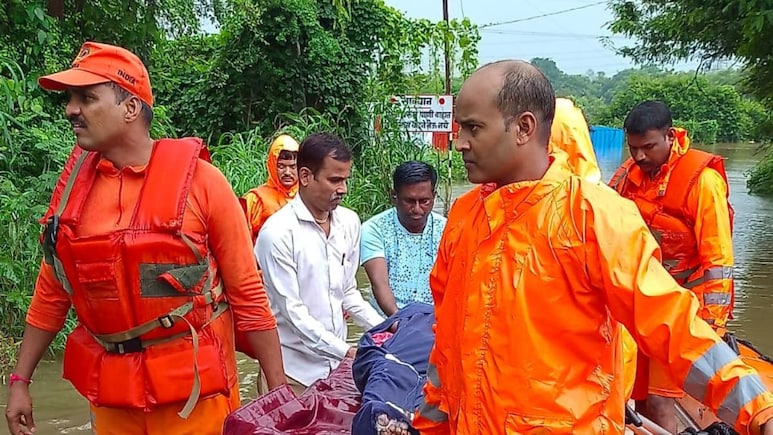 Kalyan Rain : NDRF च्या टीमनं भर पावसात जपली माणुसकी, 'या' कृतीमुळे होतंय कौतुक