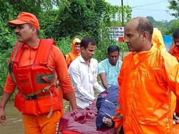 Kalyan Rain : NDRF च्या टीमनं भर पावसात जपली माणुसकी, 'या' कृतीमुळे होतंय कौतुक Kalyan Rain : NDRF च्या टीमनं भर पावसात जपली माणुसकी, 'या' कृतीमुळे होतंय कौतुक