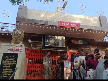 VIP दर्शन का खामियाजा, मां शारदा मंदिर प्रबंधन को लगा 55 हजार का जुर्माना