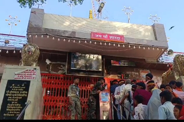 VIP दर्शन का खामियाजा, मां शारदा मंदिर प्रबंधन को लगा 55 हजार का जुर्माना