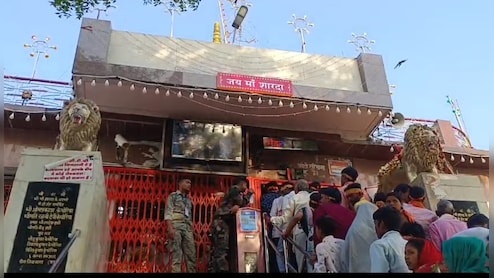 VIP दर्शन का खामियाजा, मां शारदा मंदिर प्रबंधन को लगा 55 हजार का जुर्माना