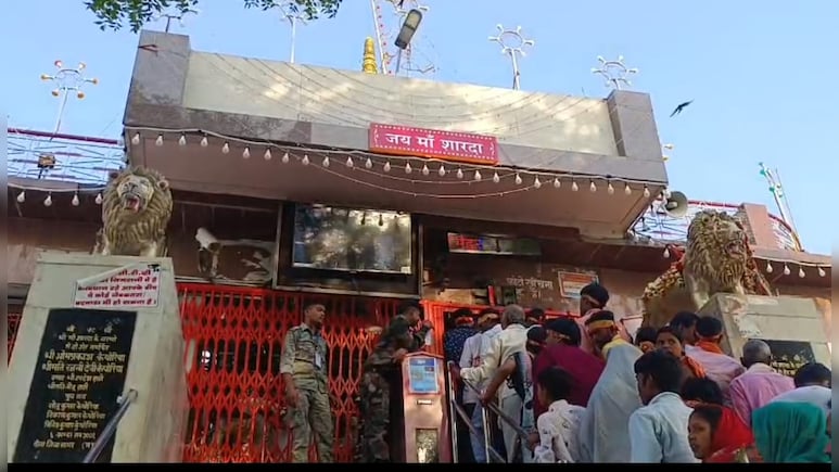 VIP दर्शन का खामियाजा, मां शारदा मंदिर प्रबंधन को लगा 55 हजार का जुर्माना VIP दर्शन का खामियाजा, मां शारदा मंदिर प्रबंधन को लगा 55 हजार का जुर्माना