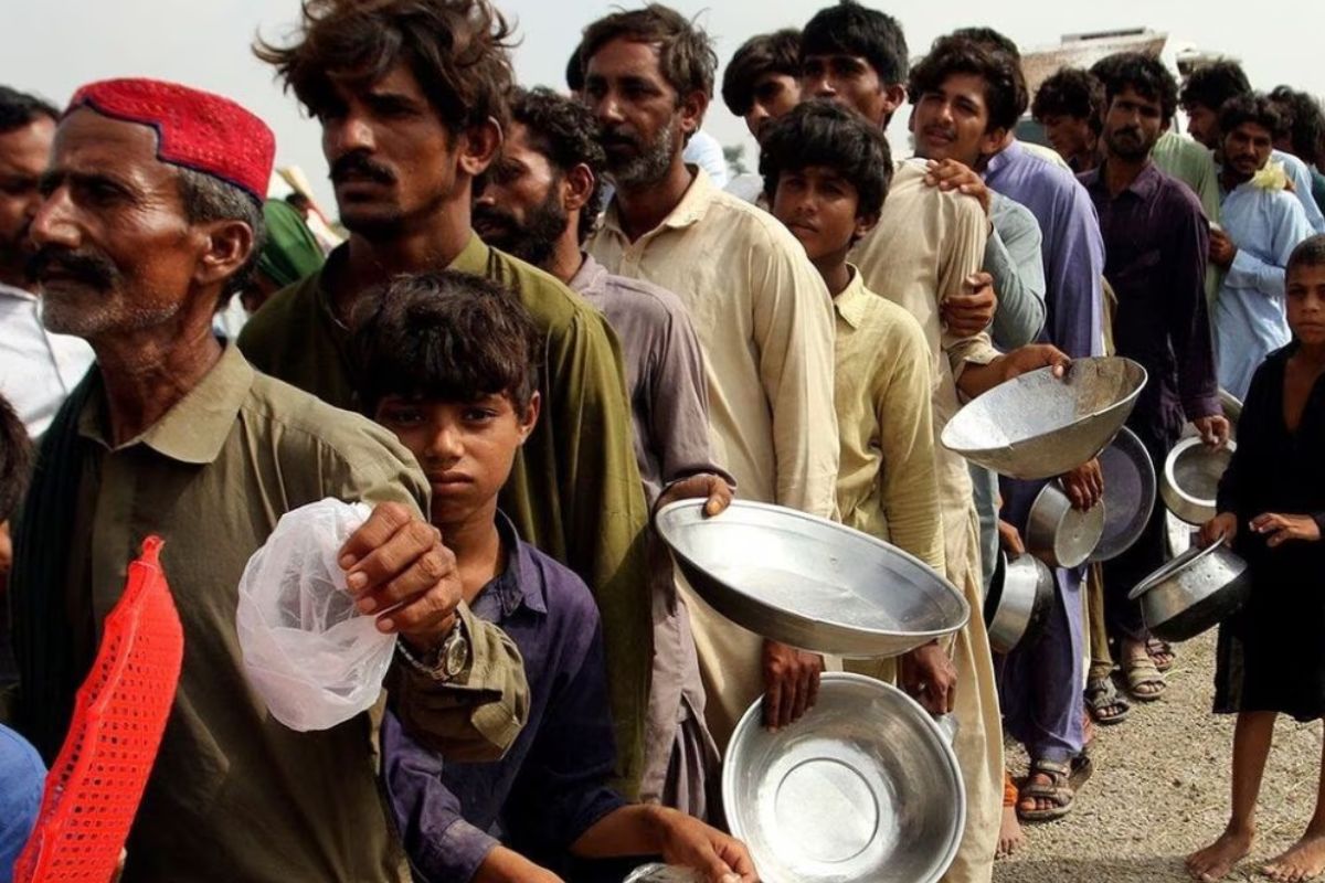 पाकिस्तान की लगभग आधी आबादी गरीबी रेखा के नीचे, IMF के पैकेज का का दूसरी जगह हो रहा इस्तेमाल