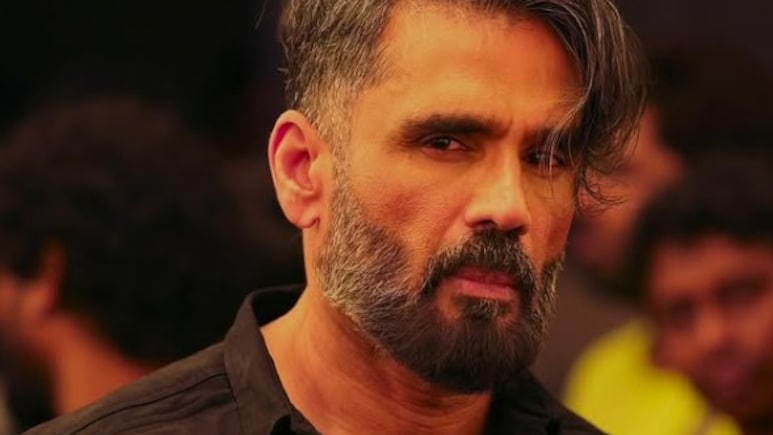 VIDEO: मिमिक्री आर्टिस्ट को अपनी नकल करते देख भड़के सुनील शेट्टी, स्टेज पर सबके सामने लगे डांटने