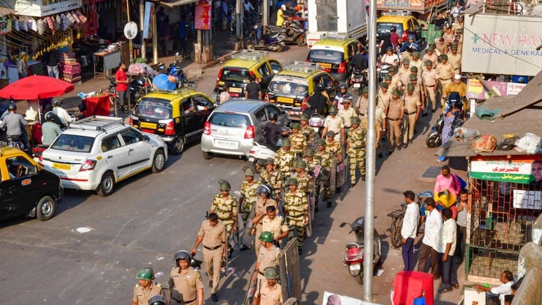Maratha Reservation: मराठा आंदोलनामुळे प्रशासन दक्ष! मुंबईतील सर्व पोलिसांच्या सुट्ट्या रद्द Maratha Reservation: मराठा आंदोलनामुळे प्रशासन दक्ष! मुंबईतील सर्व पोलिसांच्या सुट्ट्या रद्द