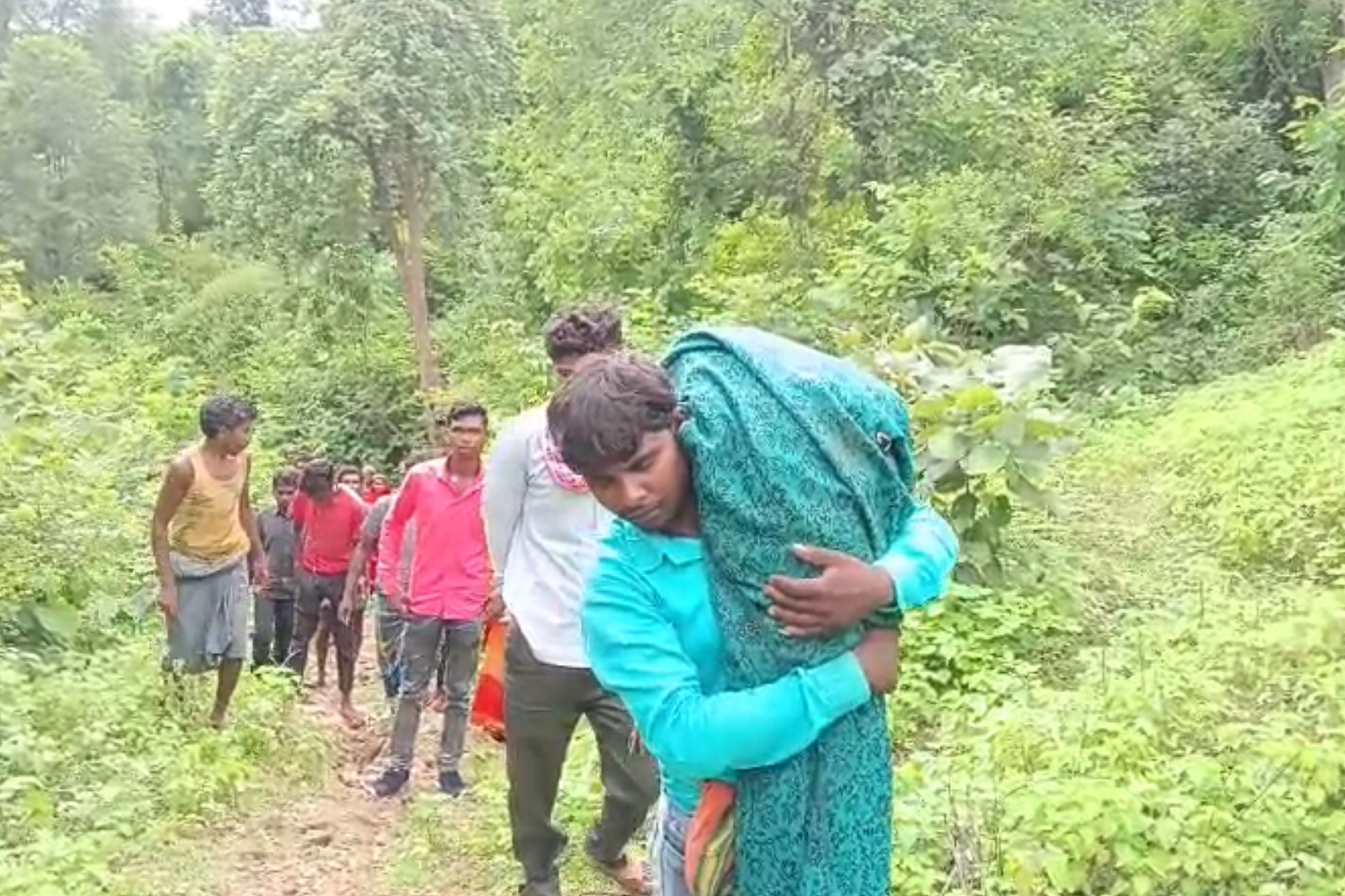 झारखंड: सड़क के अभाव में 2 किमी तक बेटे के शव को कंधे पर रख चलने को मजबूर हुआ पिता