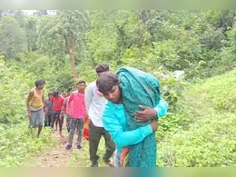झारखंड: सड़क के अभाव में 2 किमी तक बेटे के शव को कंधे पर रख चलने को मजबूर हुआ पिता झारखंड: सड़क के अभाव में 2 किमी तक बेटे के शव को कंधे पर रख चलने को मजबूर हुआ पिता