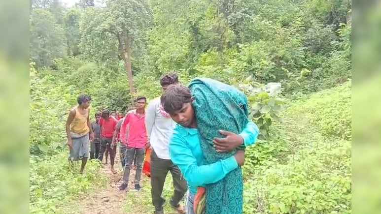 झारखंड: सड़क के अभाव में 2 किमी तक बेटे के शव को कंधे पर रख चलने को मजबूर हुआ पिता झारखंड: सड़क के अभाव में 2 किमी तक बेटे के शव को कंधे पर रख चलने को मजबूर हुआ पिता