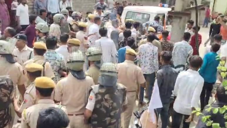 झालावाड़ में भीड़ ने पुलिस पर किया पथराव, राजकुमार रोत के कार्यक्रम में बवाल झालावाड़ में भीड़ ने पुलिस पर किया पथराव, राजकुमार रोत के कार्यक्रम में बवाल