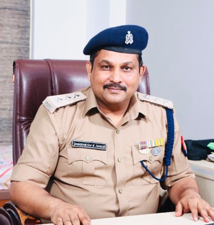 50 से ज्यादा एनकाउंटर, चप्पल वाली फोटो पर विवाद... जानें कौन हैं अपराधियों के काल DSP धर्मेश कुमार शाही