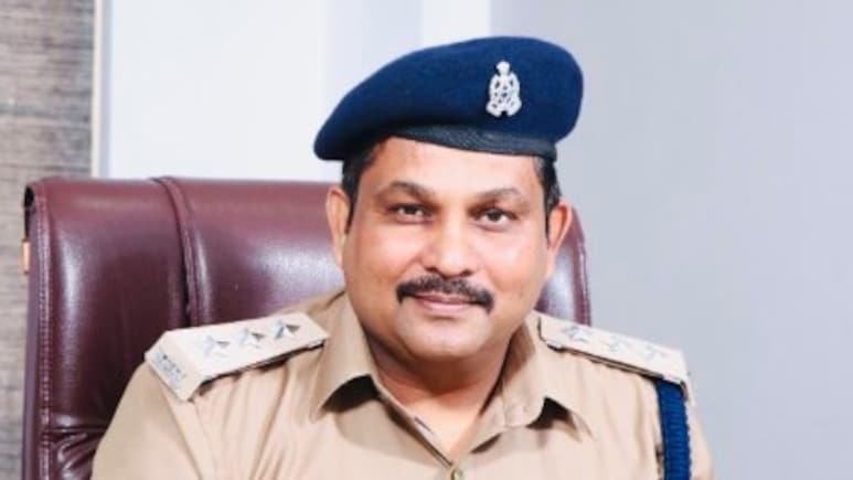 50 से ज्यादा एनकाउंटर करने वाले UP के अफसर को वीरता पदक, जानें कौन हैं DSP धर्मेश कुमार शाही 50 से ज्यादा एनकाउंटर करने वाले UP के अफसर को वीरता पदक, जानें कौन हैं DSP धर्मेश कुमार शाही