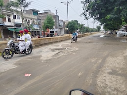 Rajasthan: मंत्री जोराराम कुमावत के क्षेत्र में खस्ताहाल सड़कों का मुद्दा गरमाया, लोगों का फूटा गुस्सा Rajasthan: मंत्री जोराराम कुमावत के क्षेत्र में खस्ताहाल सड़कों का मुद्दा गरमाया, लोगों का फूटा गुस्सा