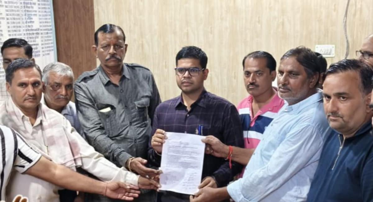 अधिकारी को ज्ञापन सौंपते पत्रकार अधिकारी को ज्ञापन सौंपते पत्रकार